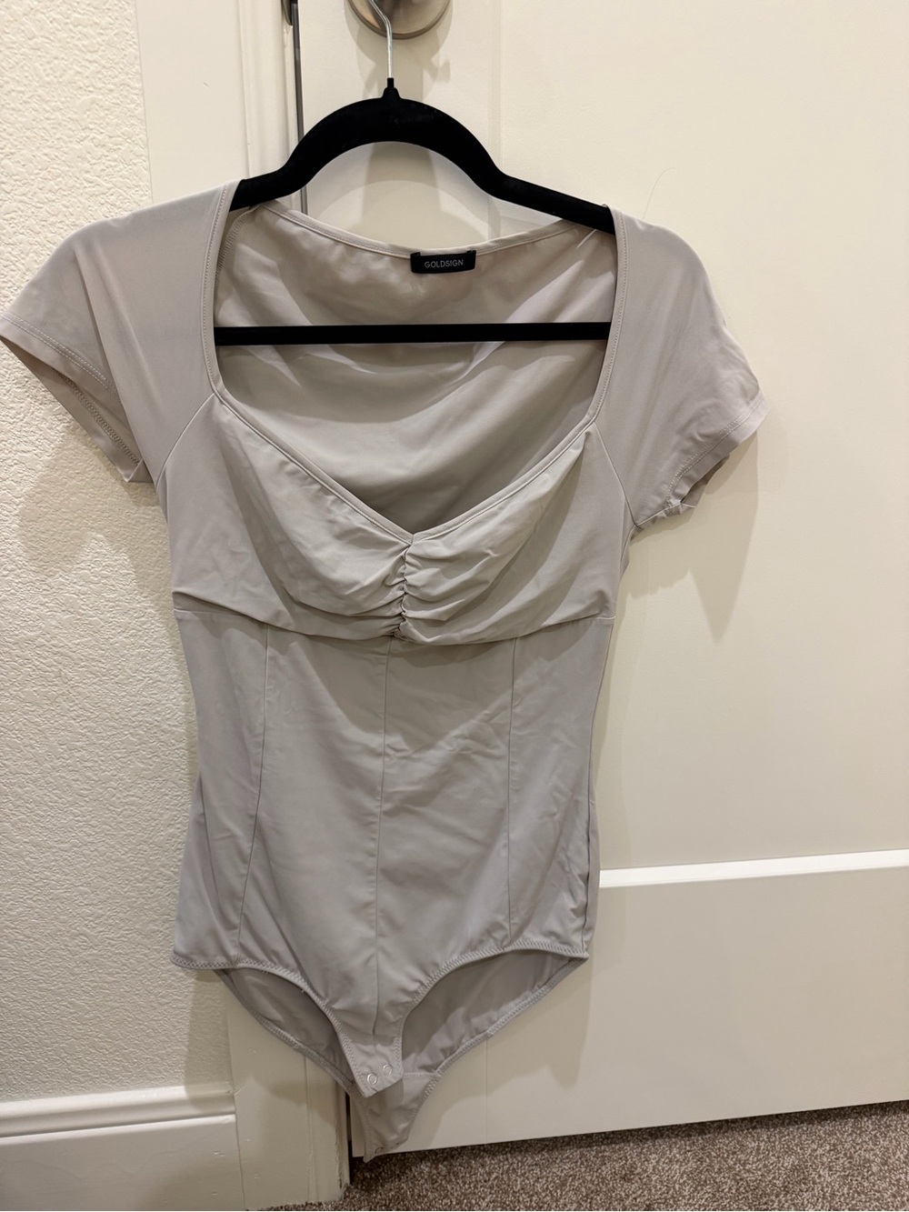Goldsign Short-Sleeve Ruched Scoop Neck Bodysuit in Light Gray